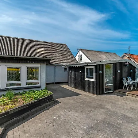 Pet Friendly In With Kitchen *